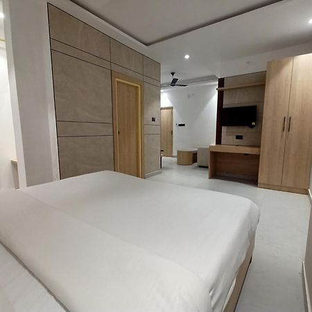 Hotel Global Inn -1 Km From Railway Station - Lift Food And Free Parking Lakhnaú Exteriér fotografie