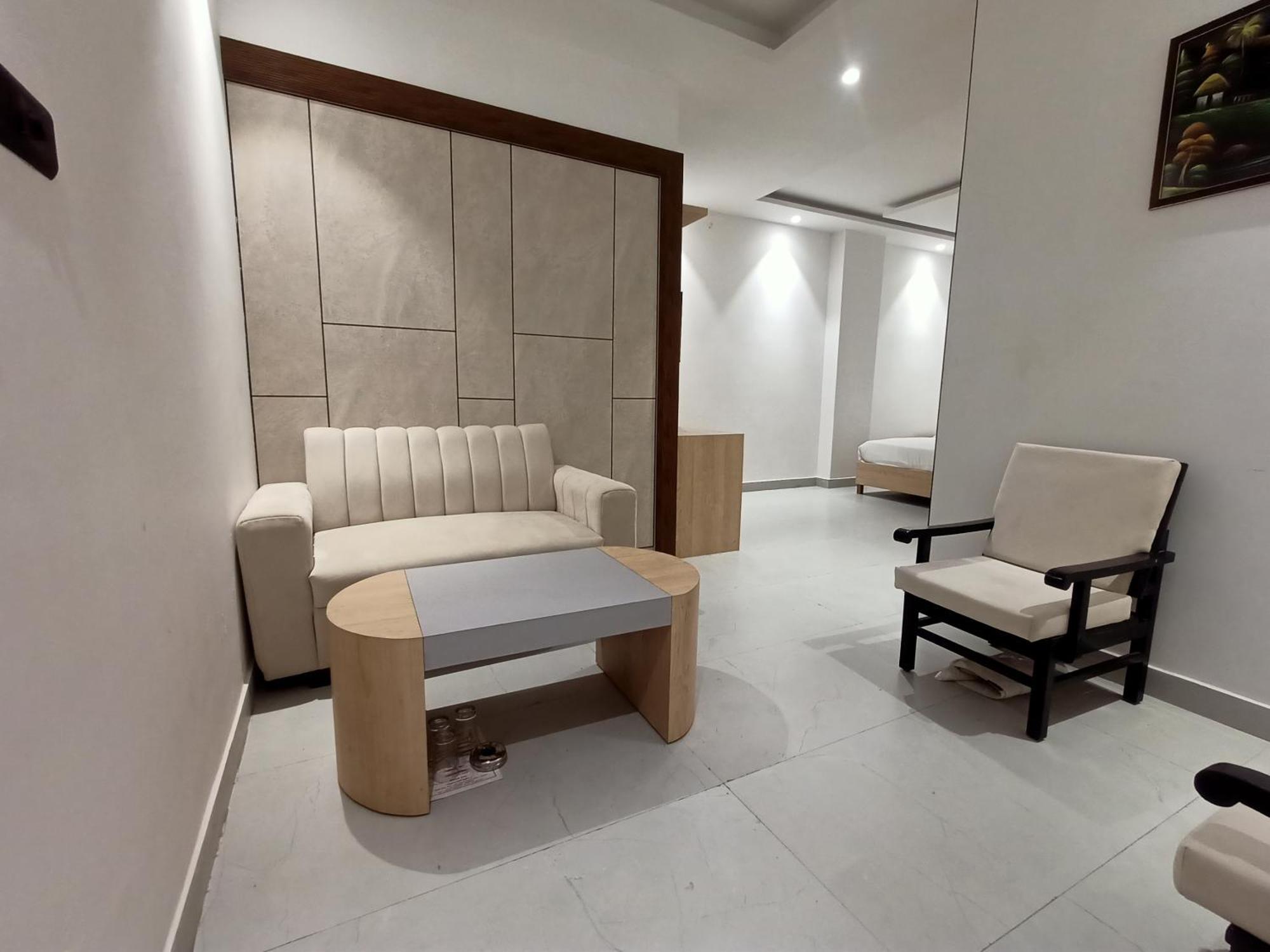 Hotel Global Inn -1 Km From Railway Station - Lift Food And Free Parking Lakhnaú Exteriér fotografie