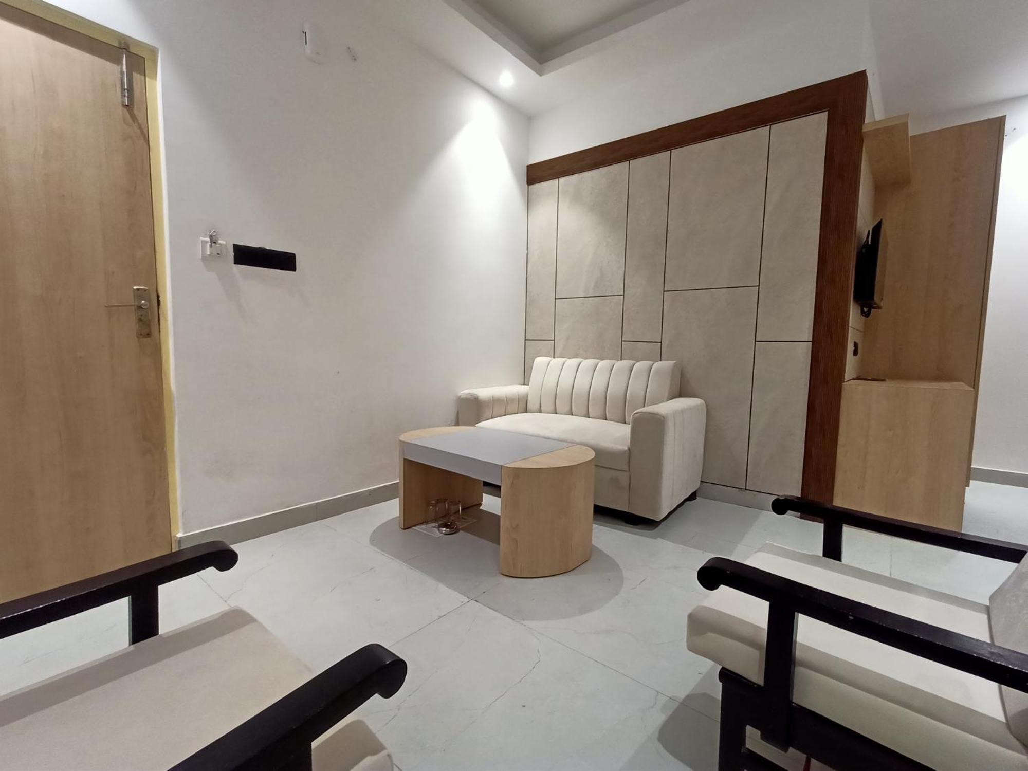 Hotel Global Inn -1 Km From Railway Station - Lift Food And Free Parking Lakhnaú Exteriér fotografie