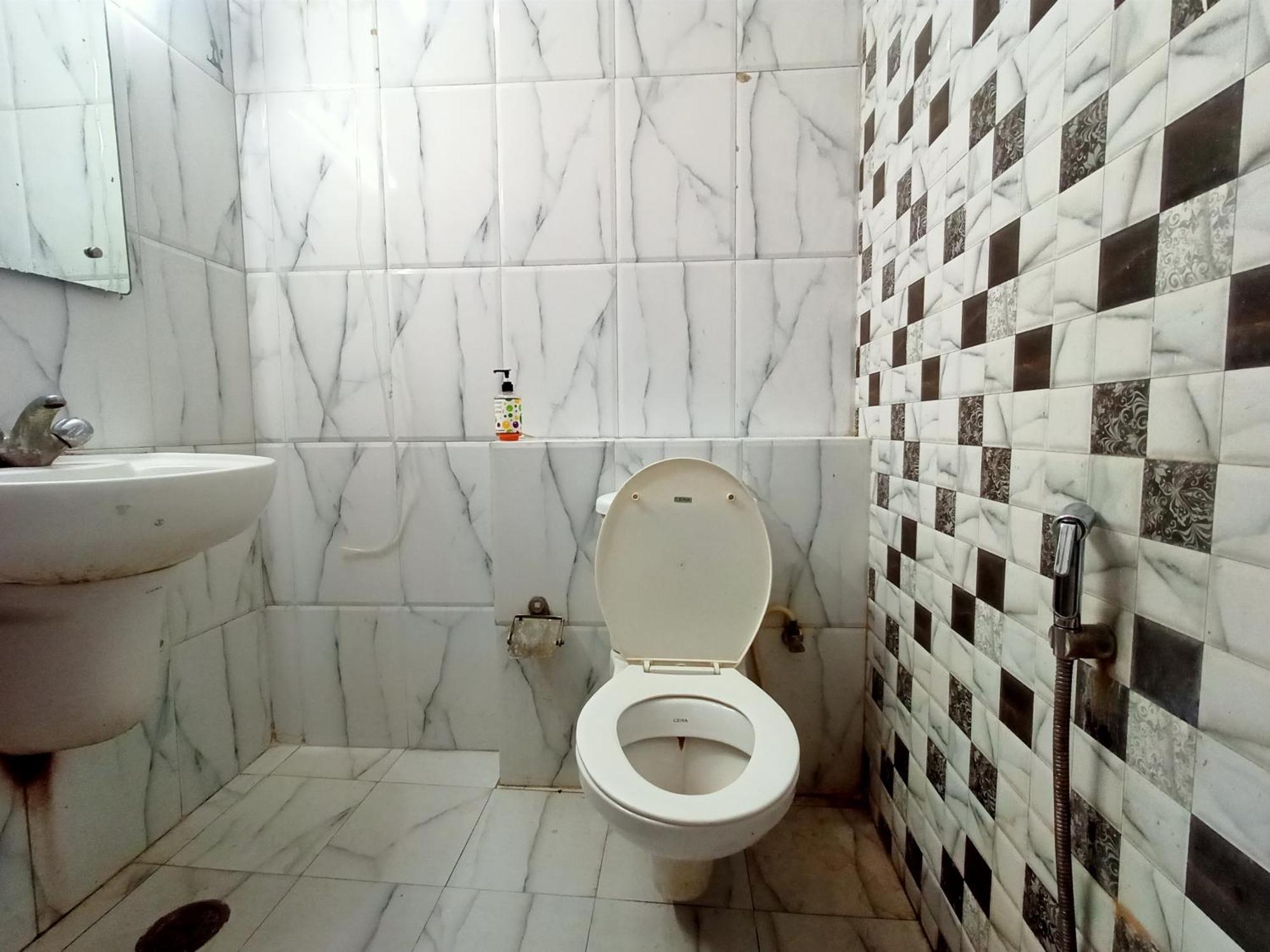 Hotel Global Inn -1 Km From Railway Station - Lift Food And Free Parking Lakhnaú Exteriér fotografie