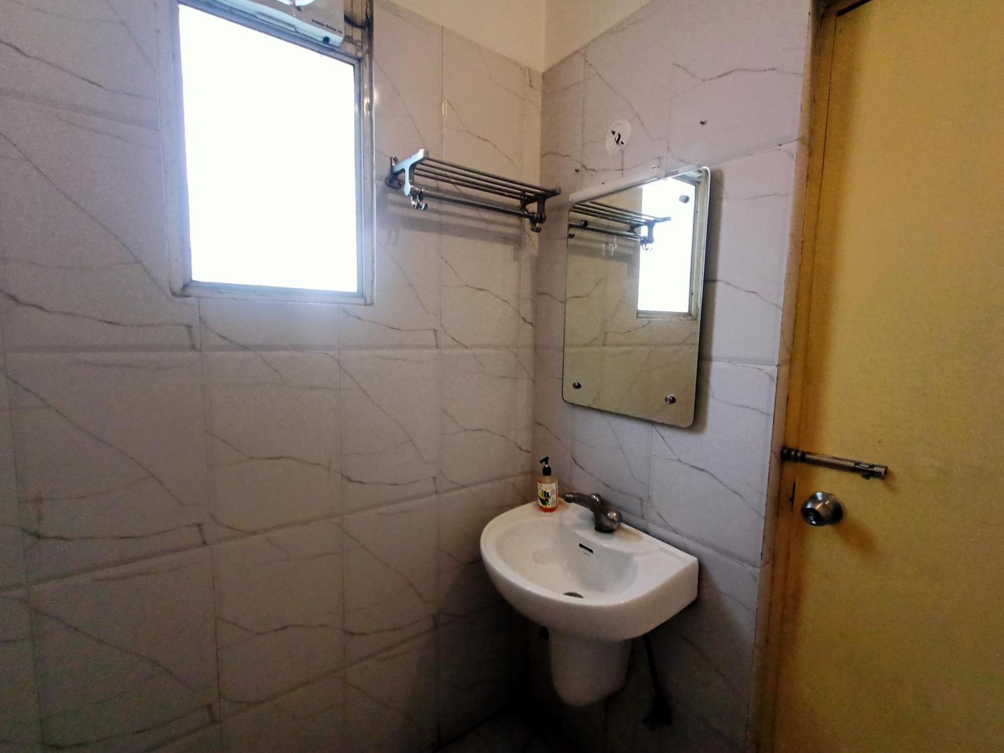 Hotel Global Inn -1 Km From Railway Station - Lift Food And Free Parking Lakhnaú Exteriér fotografie