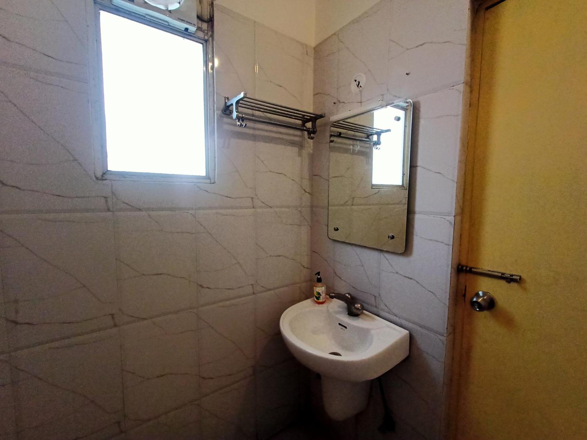 Hotel Global Inn -1 Km From Railway Station - Lift Food And Free Parking Lakhnaú Exteriér fotografie