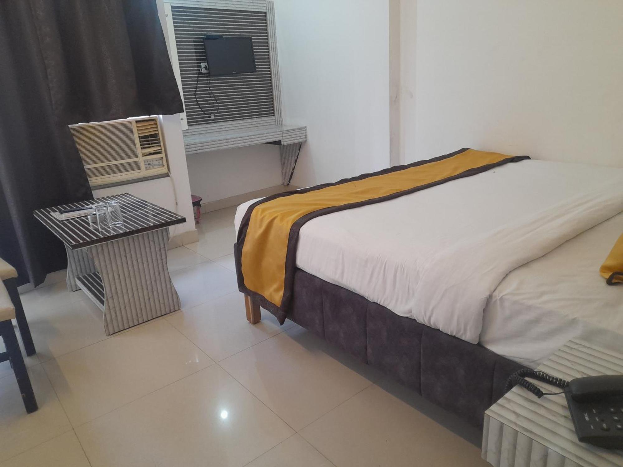 Hotel Global Inn -1 Km From Railway Station - Lift Food And Free Parking Lakhnaú Exteriér fotografie