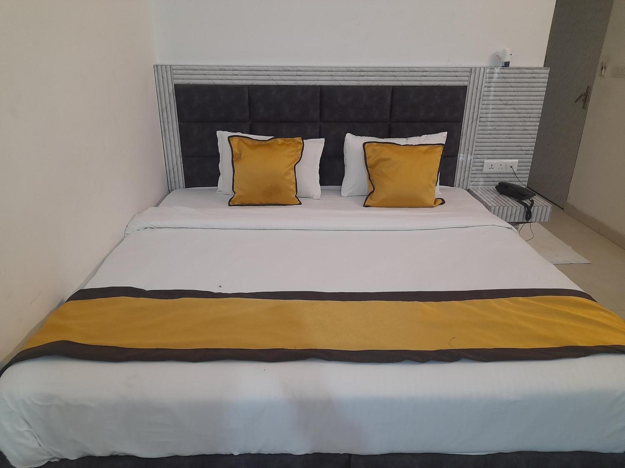 Hotel Global Inn -1 Km From Railway Station - Lift Food And Free Parking Lakhnaú Exteriér fotografie