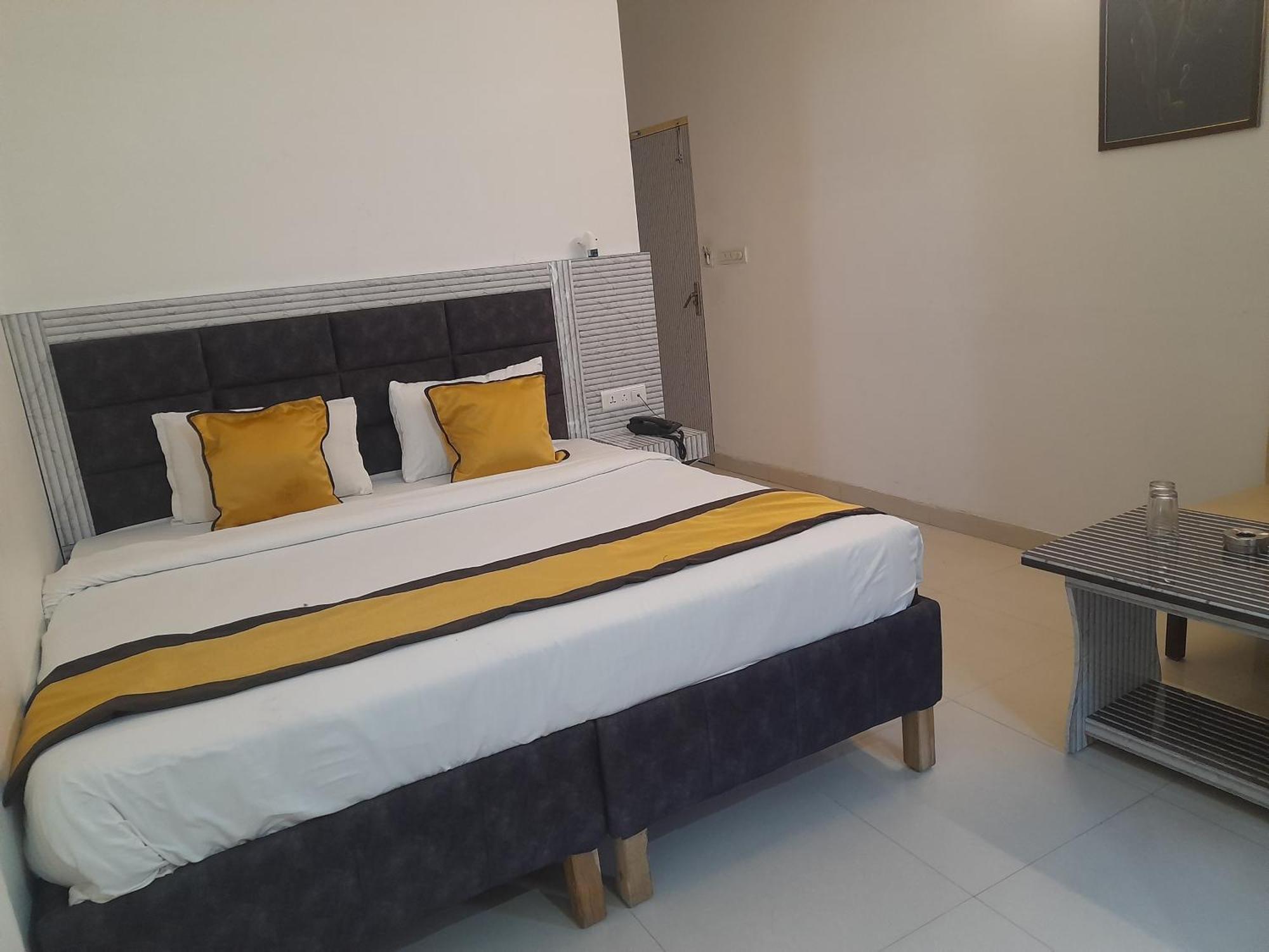 Hotel Global Inn -1 Km From Railway Station - Lift Food And Free Parking Lakhnaú Exteriér fotografie