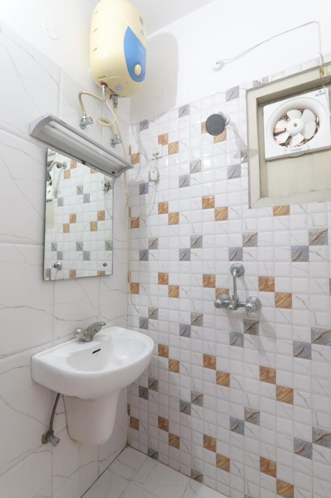 Hotel Global Inn -1 Km From Railway Station - Lift Food And Free Parking Lakhnaú Exteriér fotografie