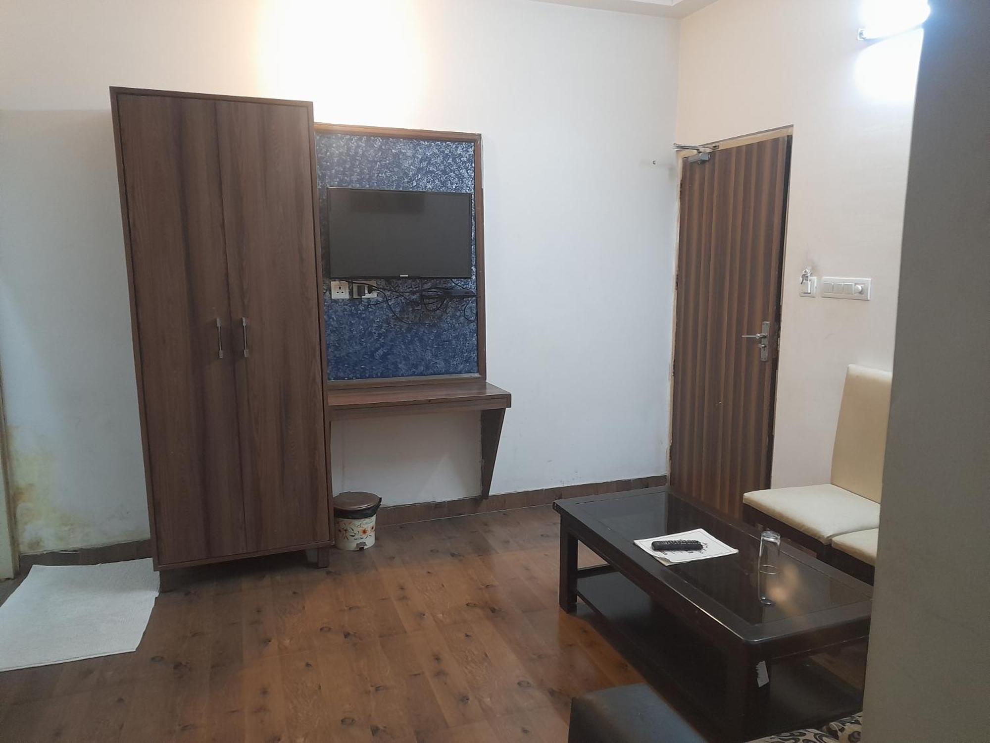 Hotel Global Inn -1 Km From Railway Station - Lift Food And Free Parking Lakhnaú Exteriér fotografie