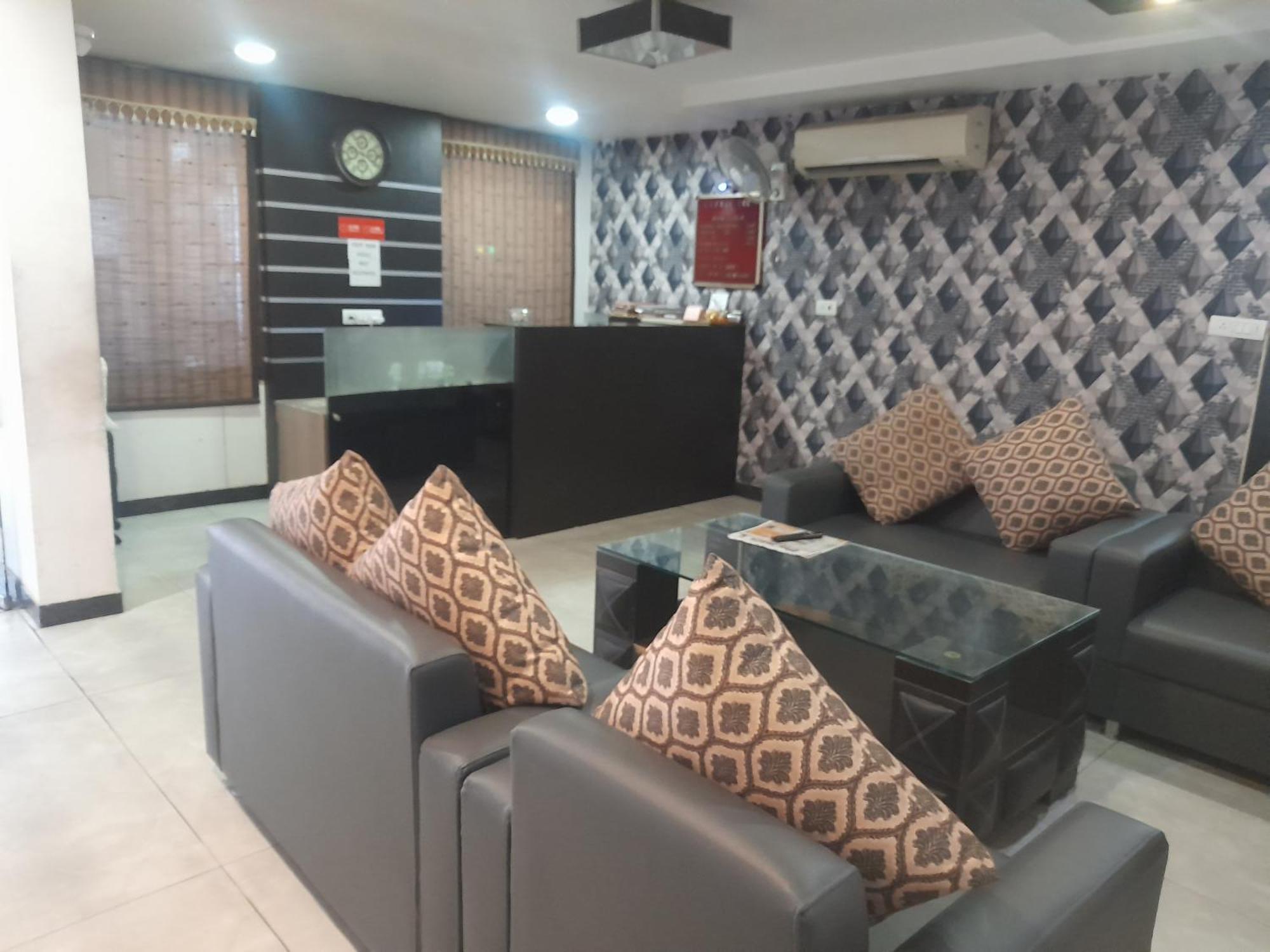 Hotel Global Inn -1 Km From Railway Station - Lift Food And Free Parking Lakhnaú Exteriér fotografie
