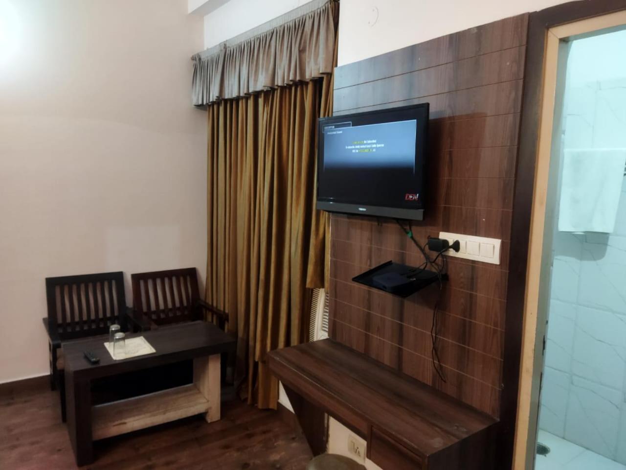Hotel Global Inn -1 Km From Railway Station - Lift Food And Free Parking Lakhnaú Exteriér fotografie