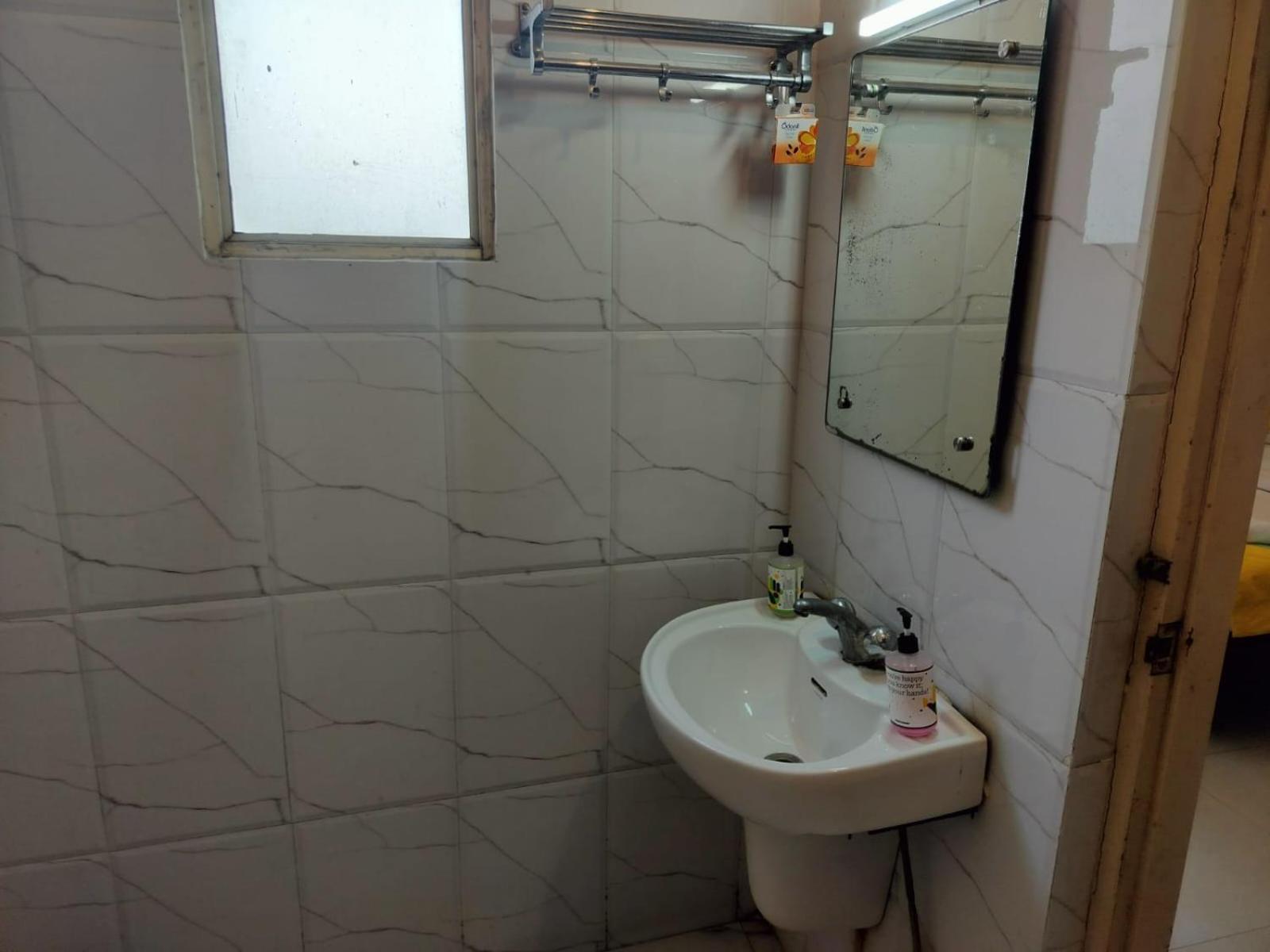 Hotel Global Inn -1 Km From Railway Station - Lift Food And Free Parking Lakhnaú Pokoj fotografie