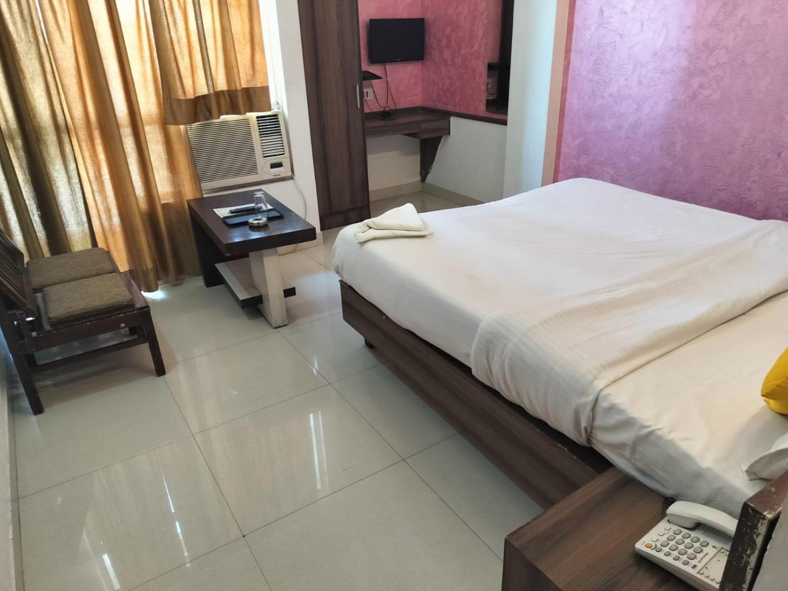 Hotel Global Inn -1 Km From Railway Station - Lift Food And Free Parking Lakhnaú Pokoj fotografie