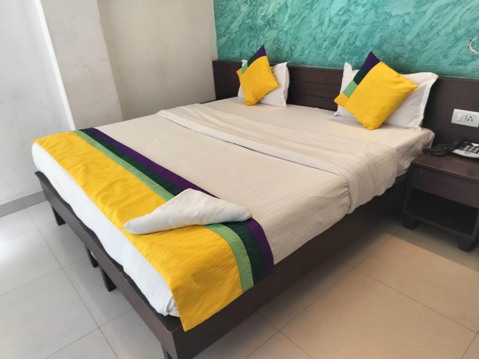 Hotel Global Inn -1 Km From Railway Station - Lift Food And Free Parking Lakhnaú Pokoj fotografie